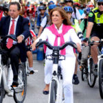 马德里市长安娜·博特拉骑着自行车