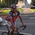 如何确保城市骑自行车和开车安全地共享街道吗?一个新的由自行车头盔可能是解决方案的一部分。Ciclista / Flickr照片。