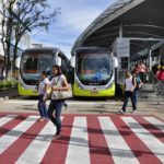 随着全球城市车辆拥有量的增长，城市实施设计良好的公交系统以改善所有用户的道路安全变得越来越重要。照片由Mariana Gil/EMBARQ拍摄。