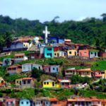 一个巴西的贫民窟，或者叫favela，还有一个十字架。教皇方济各的通谕谈到了城市贫困和不平等以及气候变化。乐动在线娱乐Chico费雷拉Flickr /