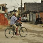 在巴西里约热内卢的贫民窟骑自行车