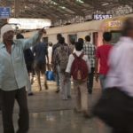 要减少孟买火车拥挤的危险状况，需要的不仅仅是增加运力