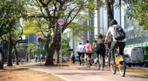 现在自行车共享是一个可行的交通选择在圣保罗和阿雷格里港