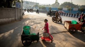 城市的转换:在浦那、印度、垃圾拾荒者从变废为宝