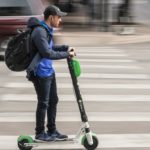滑板车在城市里飞速发展，但它们安全吗?看证据