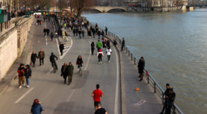 更多的自行车，更慢的速度，更宜居的城市:巴黎市长安妮·伊达尔戈计划雄心勃勃的第二任期