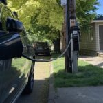 电线杆和路灯如何改善美国城市电动汽车充电的公平接入