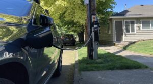 电线杆和路灯如何改善公平获得在美国城市的电动汽车充电吗