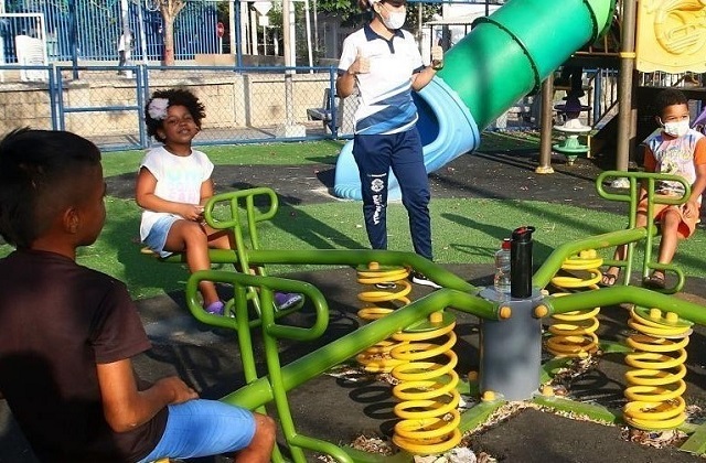 哥伦比亚巴兰基亚的一个公园里，孩子们在玩耍