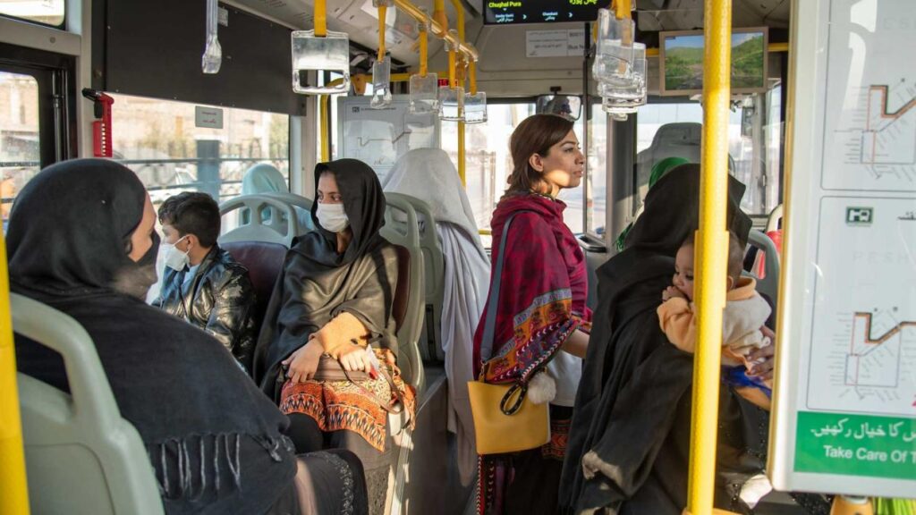 在巴基斯坦白沙瓦，人们坐在公交车上