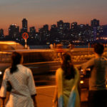 行人在孟买观看交通
